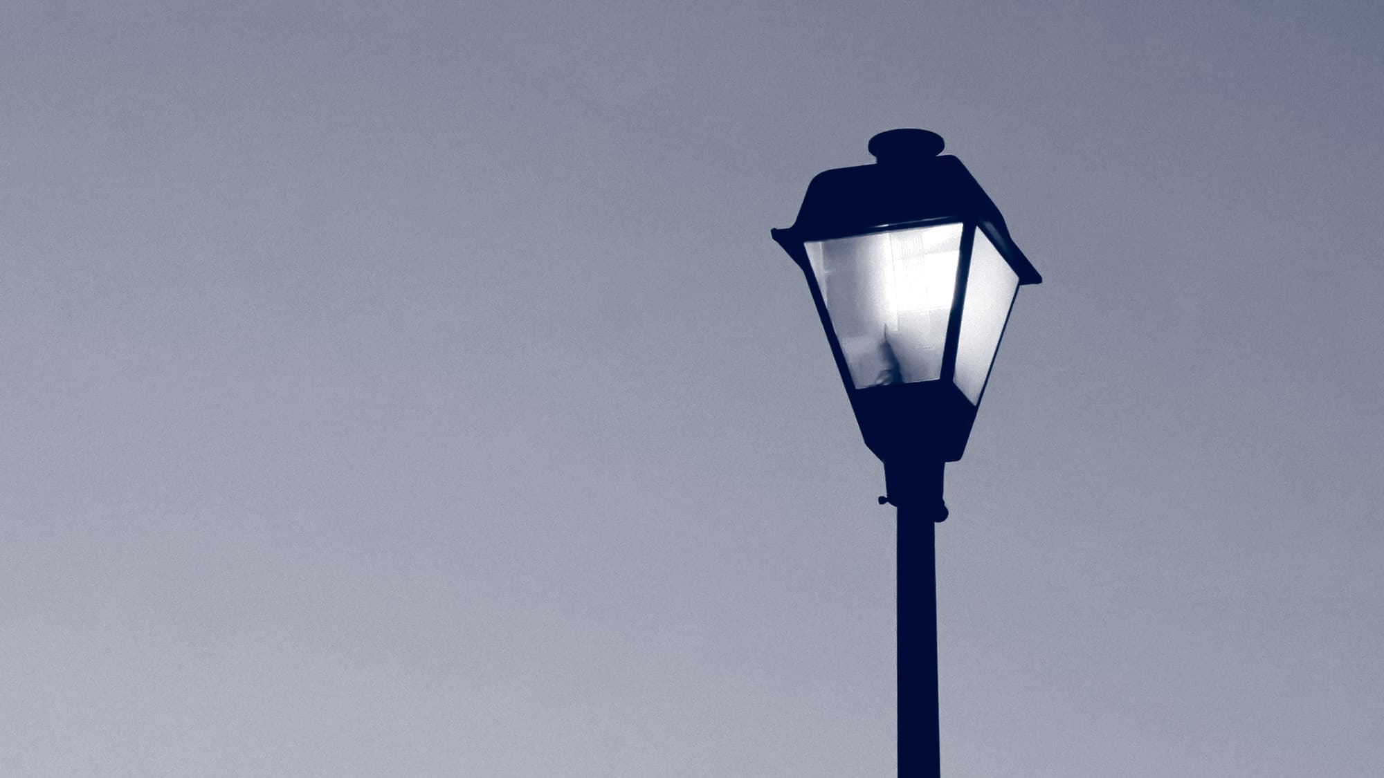 Éclairage nocturne des vitrines : ce que prévoit la loi et comment équiwatt peut vous aider